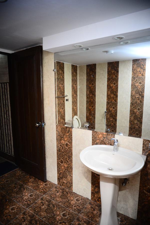 Hotel 12J Lahore Extérieur photo