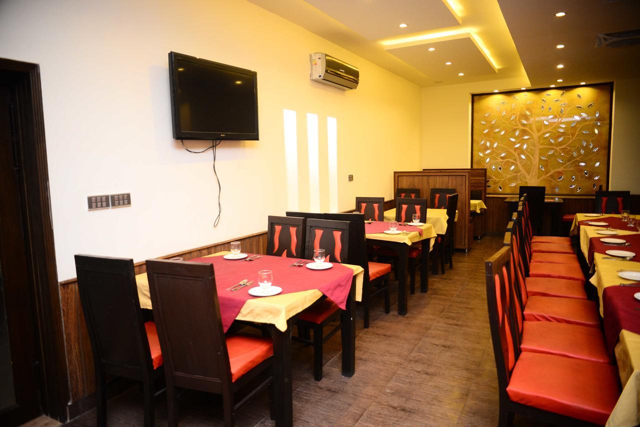 Hotel 12J Lahore Extérieur photo