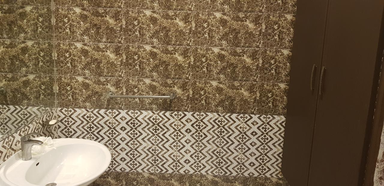 Hotel 12J Lahore Extérieur photo